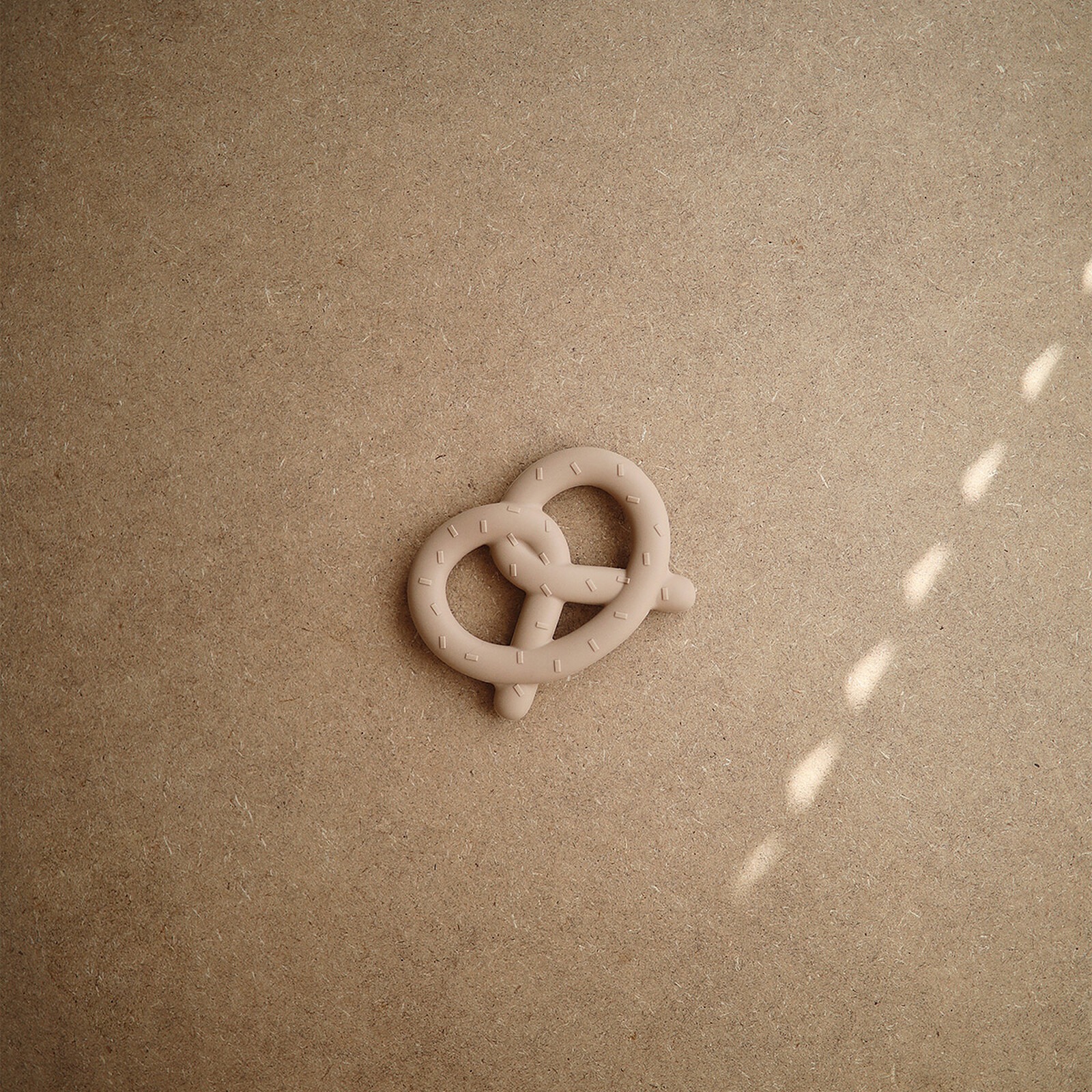 Jouet de Dentition Bretzel - Mushie - Naturel Liste de Naissance Jeanne et Ali – Image 2